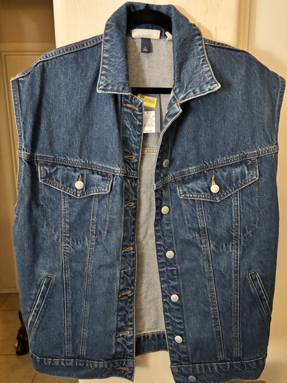 NWT Universal Thread Men’s Blue Denim Vest Jacket, Size M but tag says S